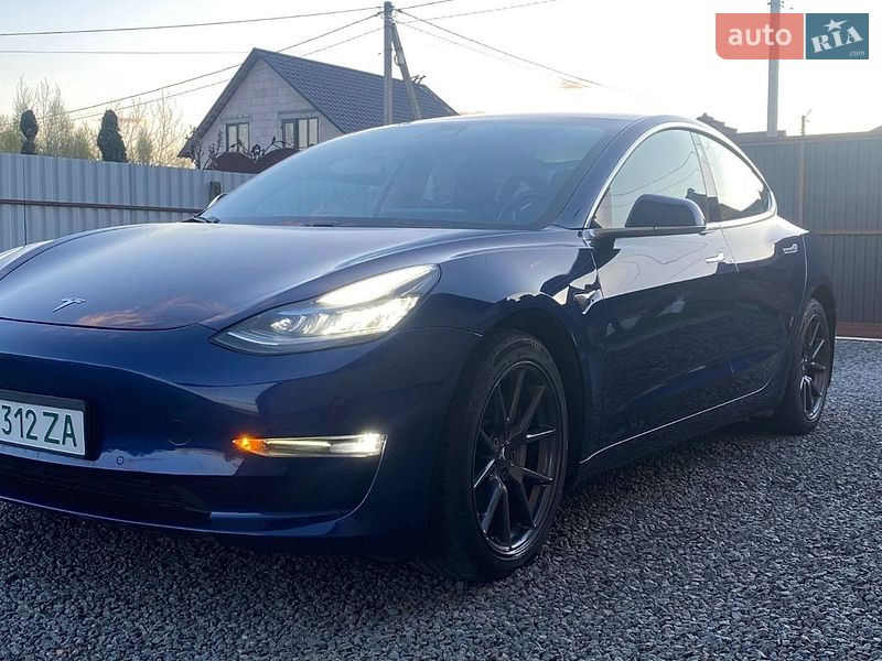 Седан Tesla Model 3 2018 в Рокитном