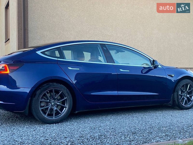 Седан Tesla Model 3 2018 в Рокитном