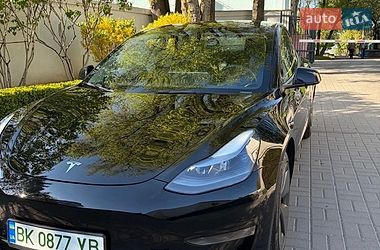 Седан Tesla Model 3 2022 в Ровно