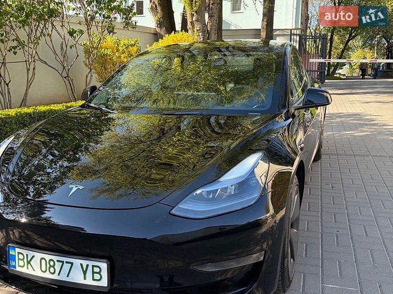 Седан Tesla Model 3 2022 в Ровно