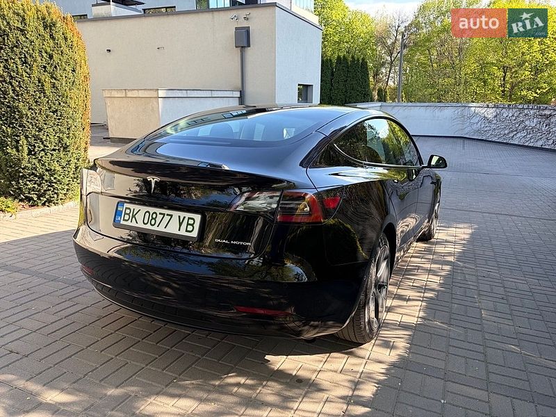 Седан Tesla Model 3 2022 в Ровно