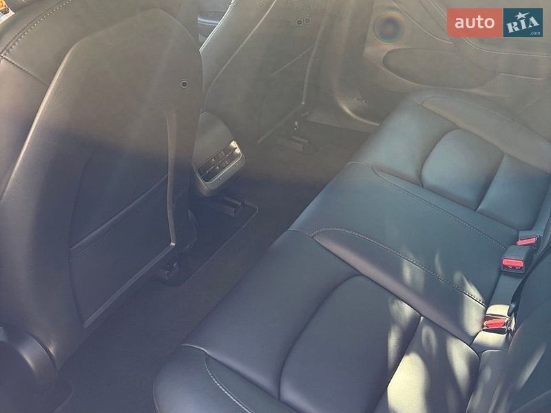 Седан Tesla Model 3 2022 в Ровно