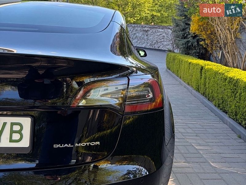 Седан Tesla Model 3 2022 в Ровно