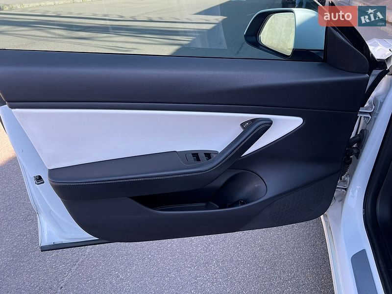 Седан Tesla Model 3 2019 в Киеве