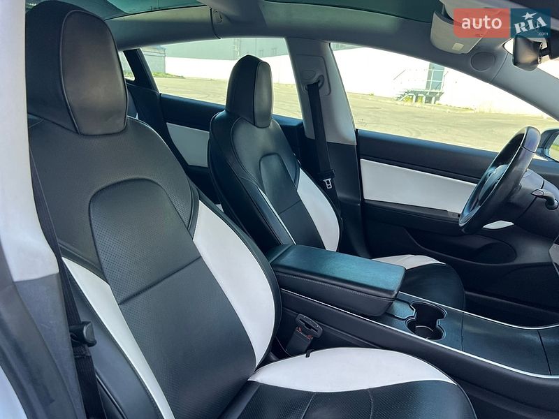 Седан Tesla Model 3 2019 в Киеве