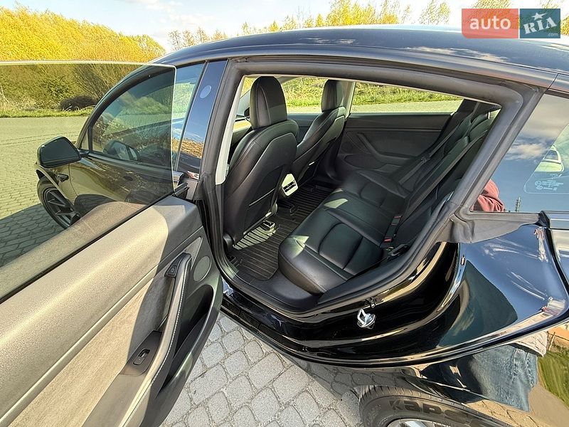 Седан Tesla Model 3 2022 в Львове