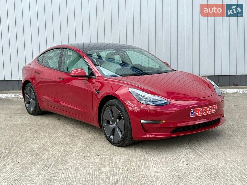 Седан Tesla Model 3 2023 в Чернівцях