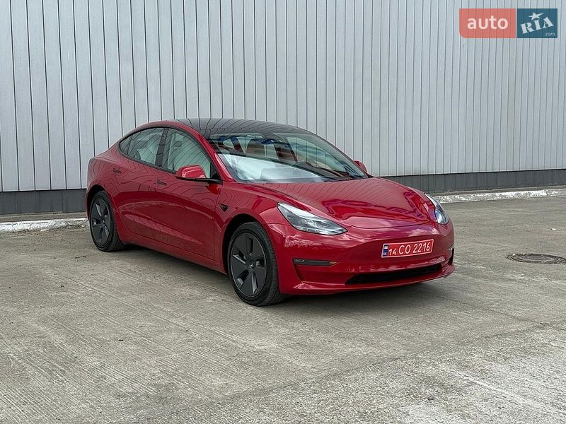 Седан Tesla Model 3 2023 в Черновцах