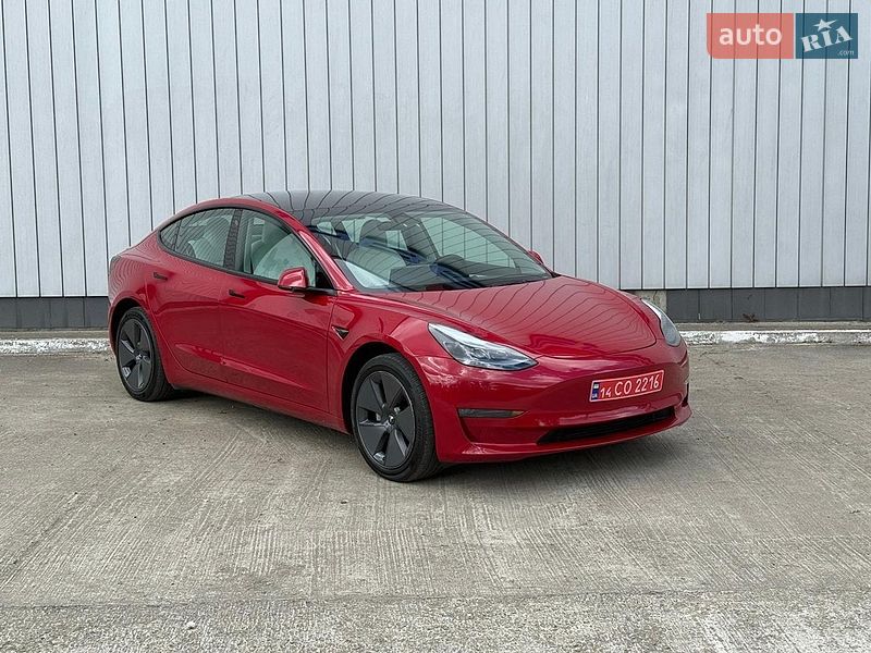 Седан Tesla Model 3 2023 в Черновцах