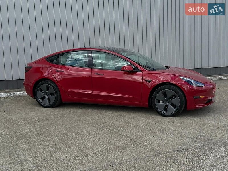Седан Tesla Model 3 2023 в Черновцах
