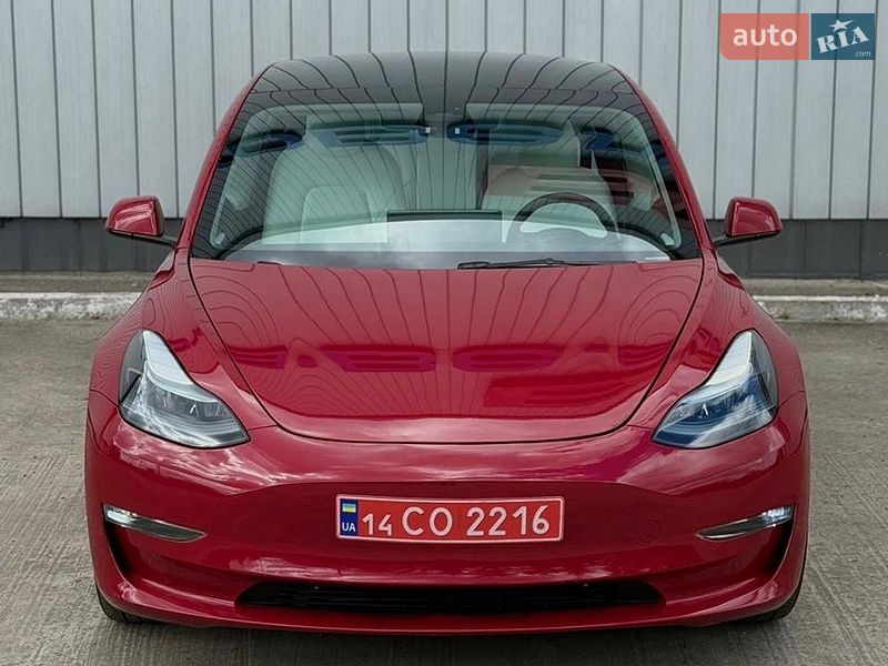 Седан Tesla Model 3 2023 в Черновцах