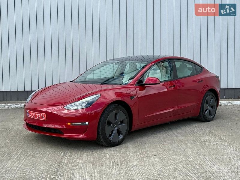 Седан Tesla Model 3 2023 в Чернівцях