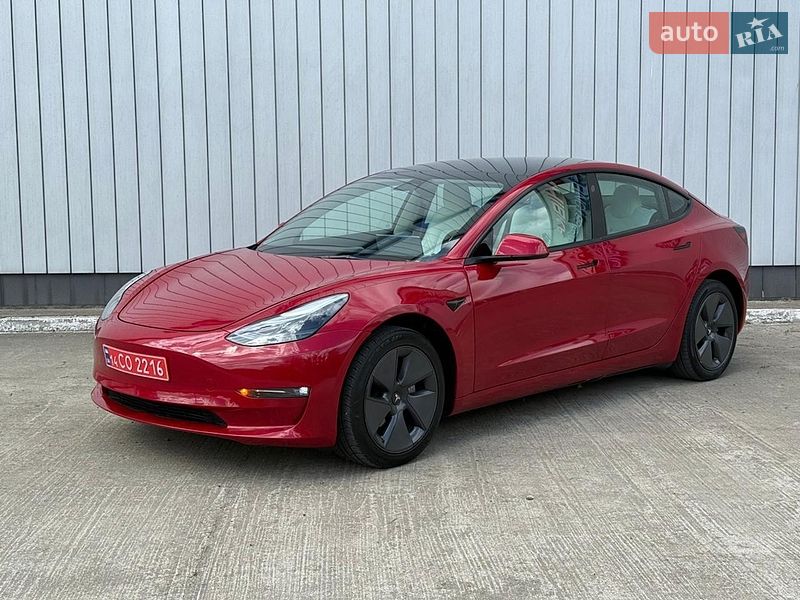Седан Tesla Model 3 2023 в Черновцах