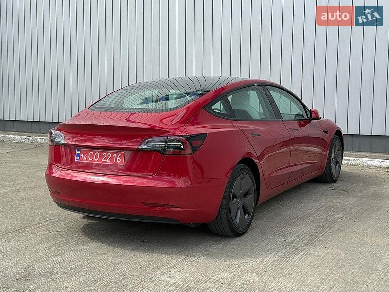 Седан Tesla Model 3 2023 в Черновцах