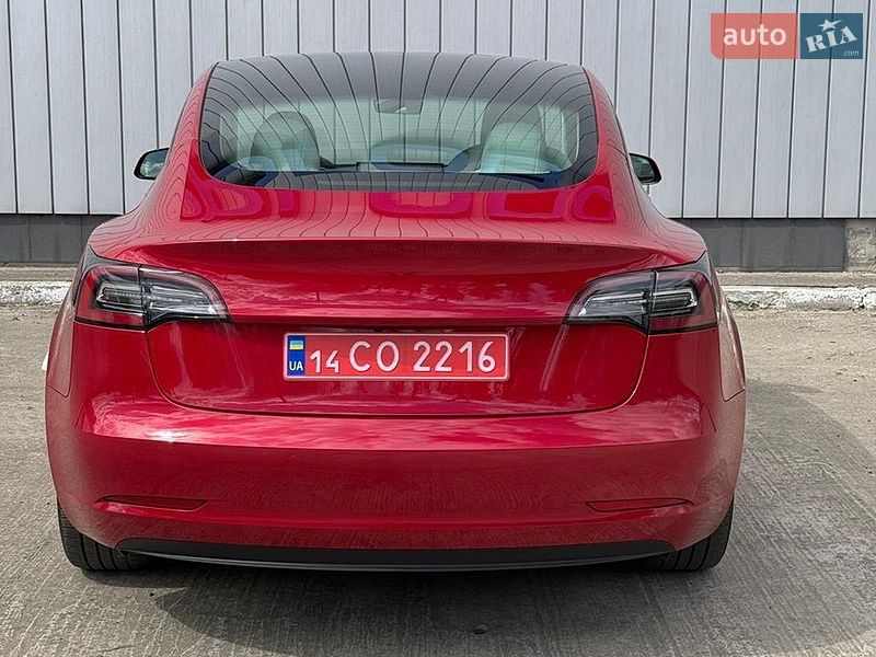 Седан Tesla Model 3 2023 в Черновцах