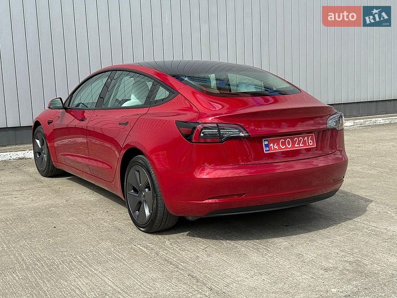 Седан Tesla Model 3 2023 в Черновцах