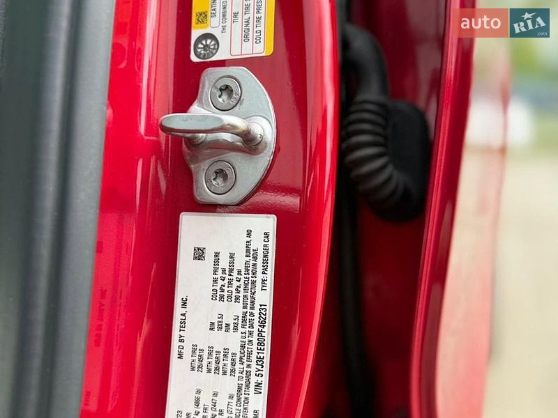 Седан Tesla Model 3 2023 в Черновцах