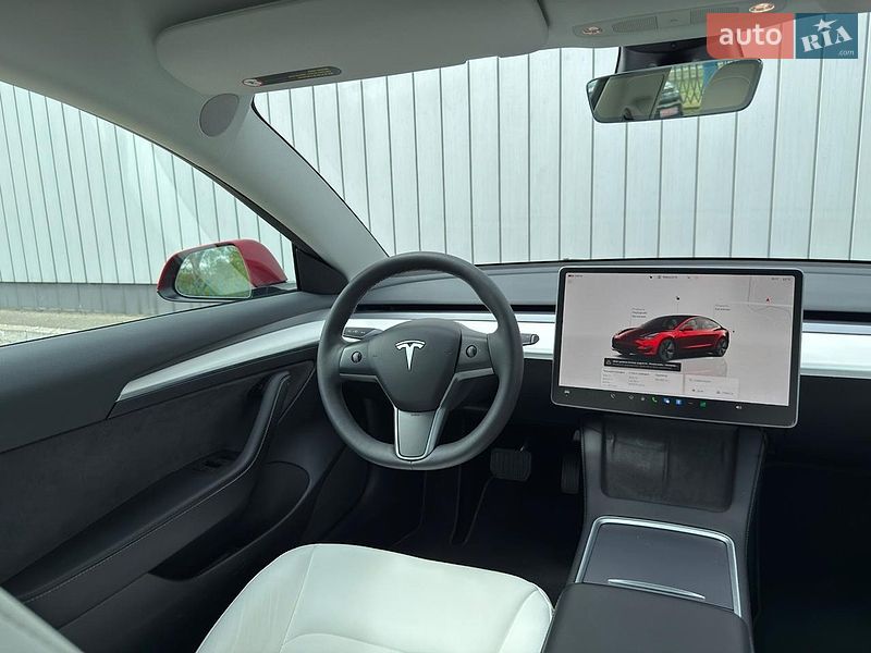 Седан Tesla Model 3 2023 в Чернівцях