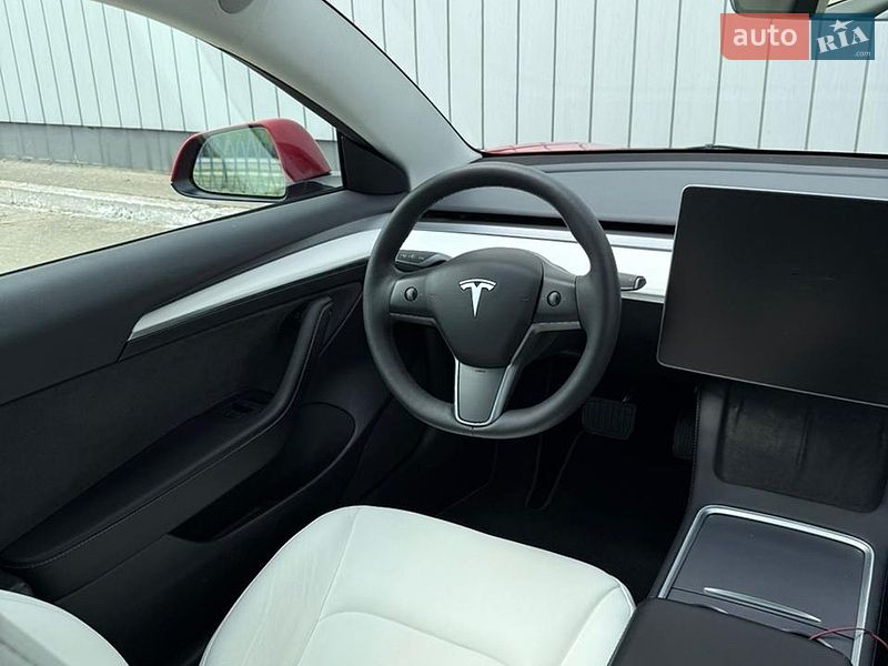 Седан Tesla Model 3 2023 в Черновцах