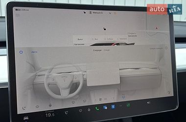 Седан Tesla Model 3 2023 в Черновцах