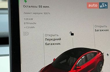 Седан Tesla Model 3 2023 в Черновцах