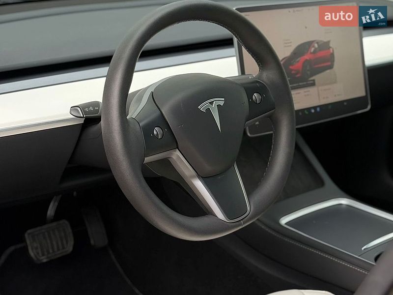 Седан Tesla Model 3 2023 в Чернівцях