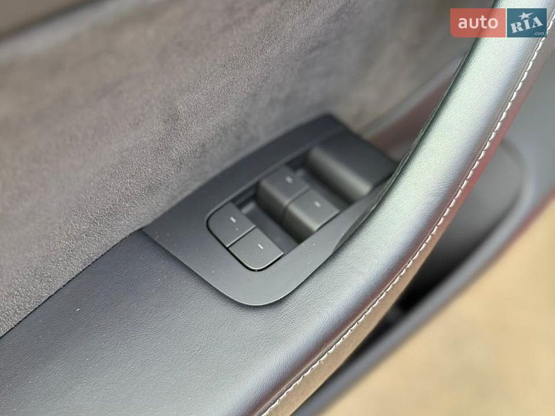 Седан Tesla Model 3 2023 в Чернівцях