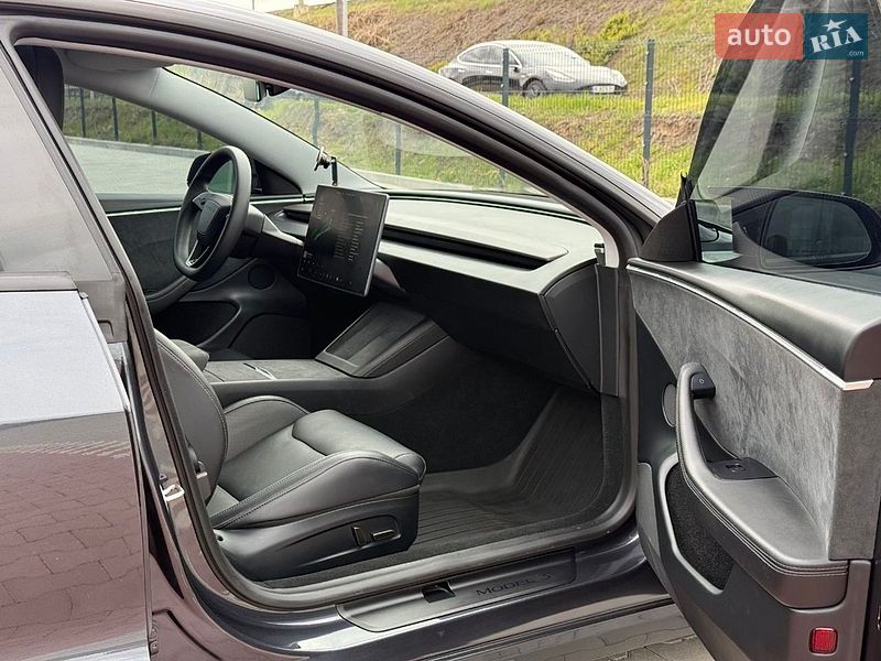 Седан Tesla Model 3 2024 в Ірпені