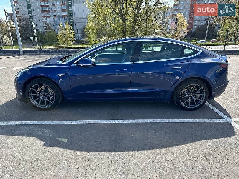 Седан Tesla Model 3 2020 в Чернигове
