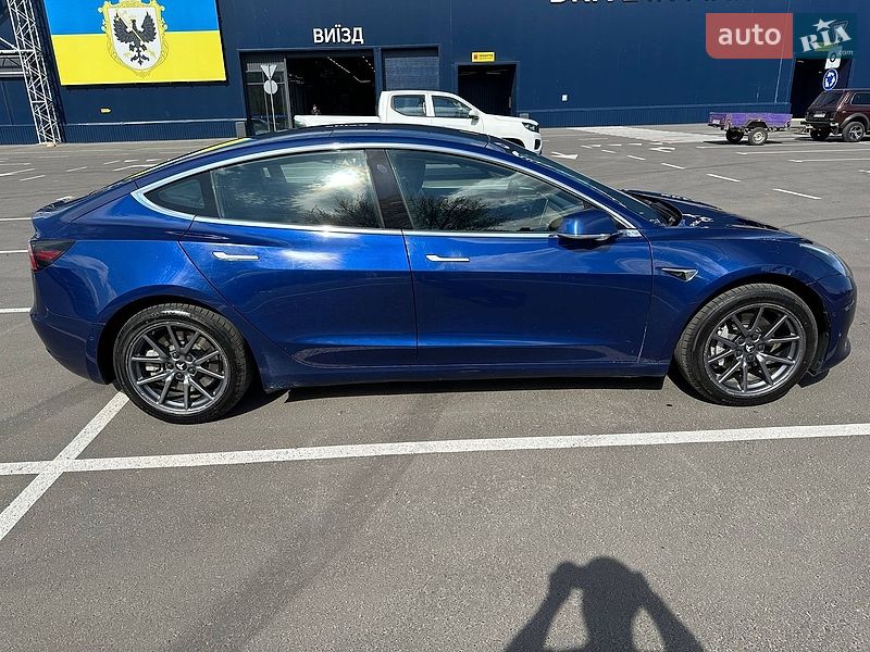 Седан Tesla Model 3 2020 в Чернигове