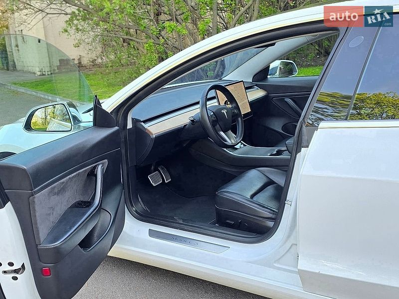 Седан Tesla Model 3 2020 в Черкассах