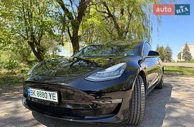 Седан Tesla Model 3 2018 в Ровно