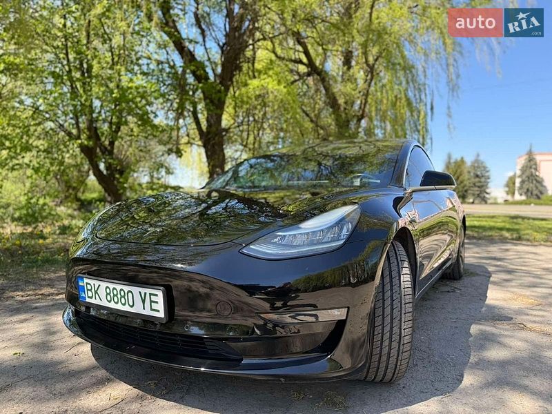 Седан Tesla Model 3 2018 в Ровно