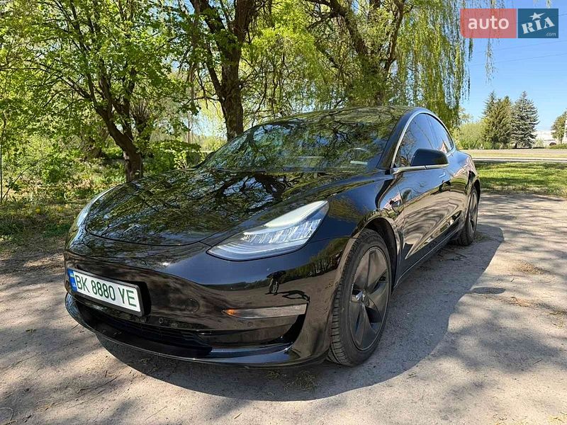 Седан Tesla Model 3 2018 в Ровно