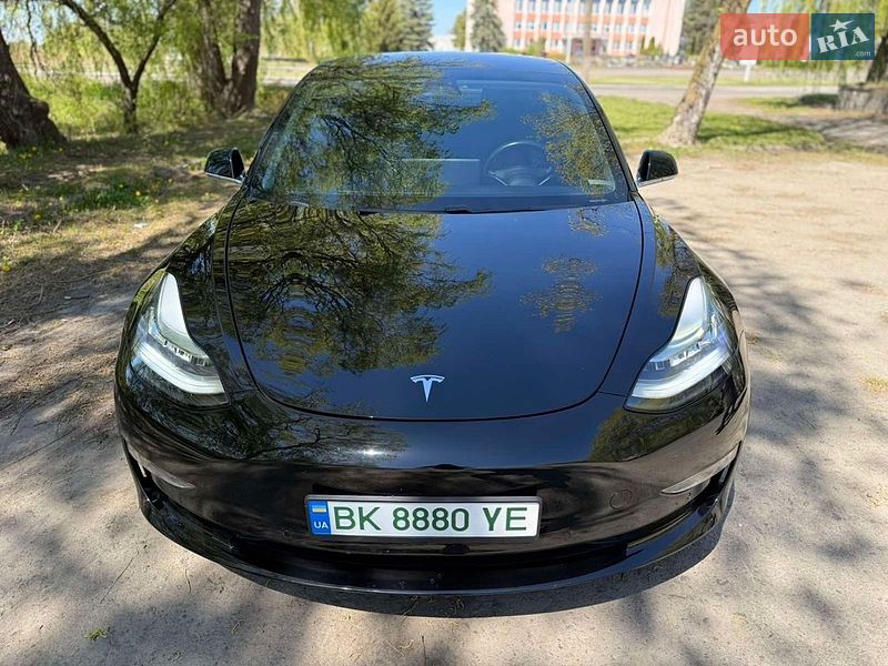 Седан Tesla Model 3 2018 в Ровно
