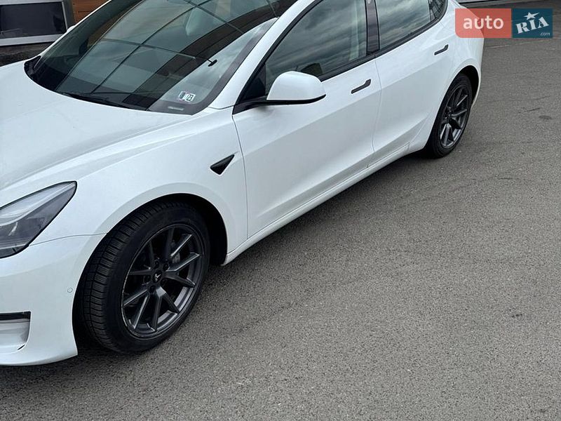 Седан Tesla Model 3 2022 в Киеве