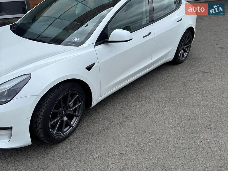 Седан Tesla Model 3 2022 в Киеве
