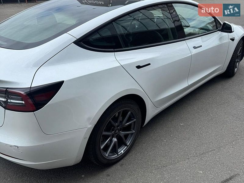 Седан Tesla Model 3 2022 в Киеве