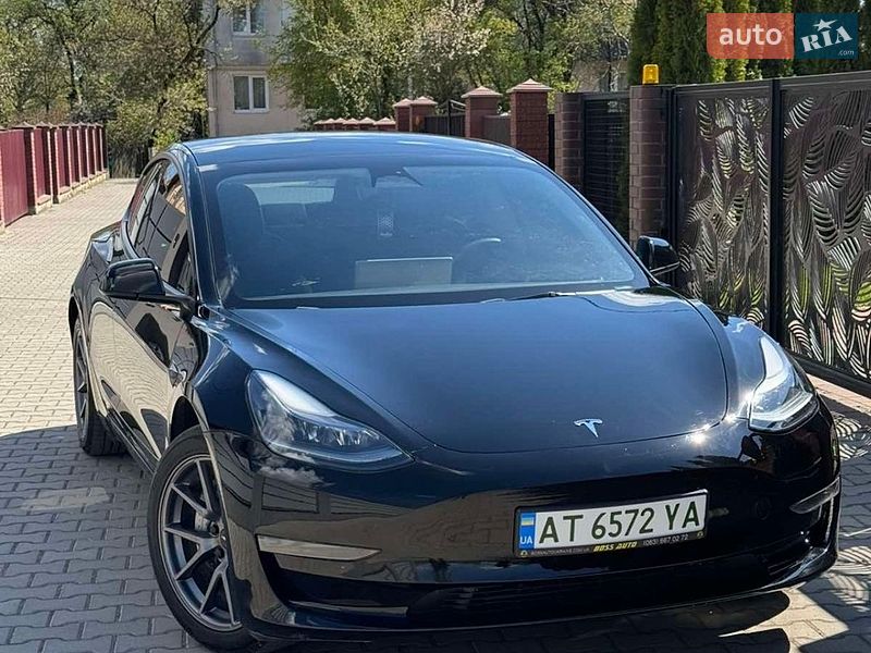 Седан Tesla Model 3 2023 в Калуше