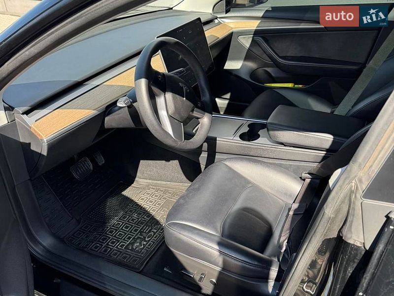 Седан Tesla Model 3 2023 в Калуше