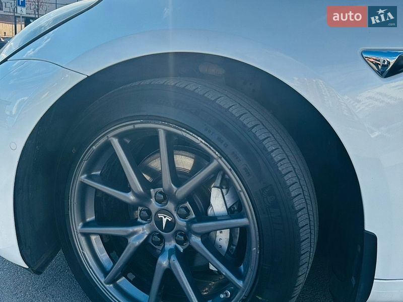 Седан Tesla Model 3 2019 в Киеве