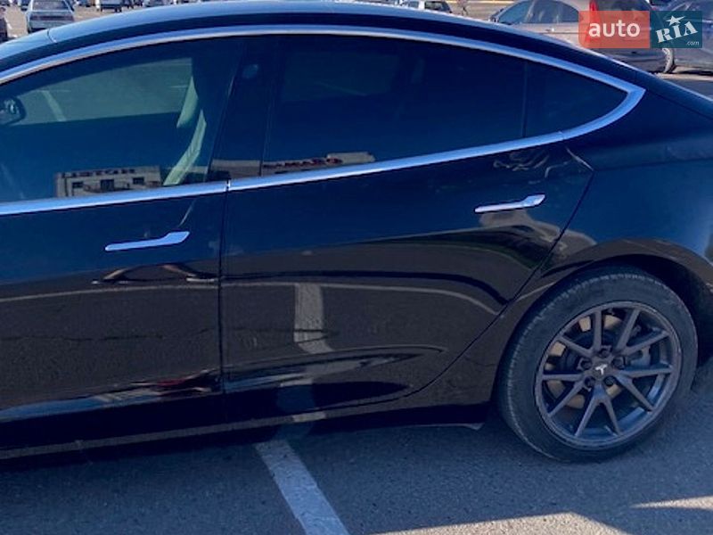 Седан Tesla Model 3 2019 в Львове