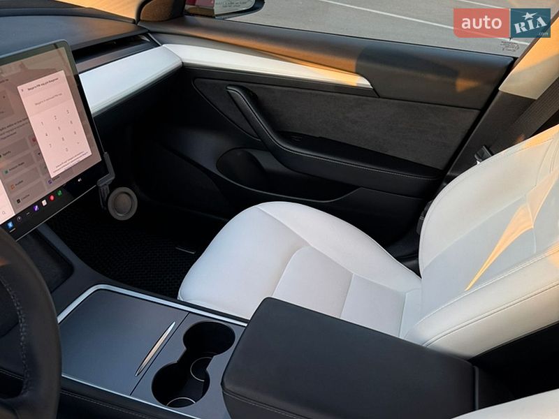 Седан Tesla Model 3 2022 в Киеве