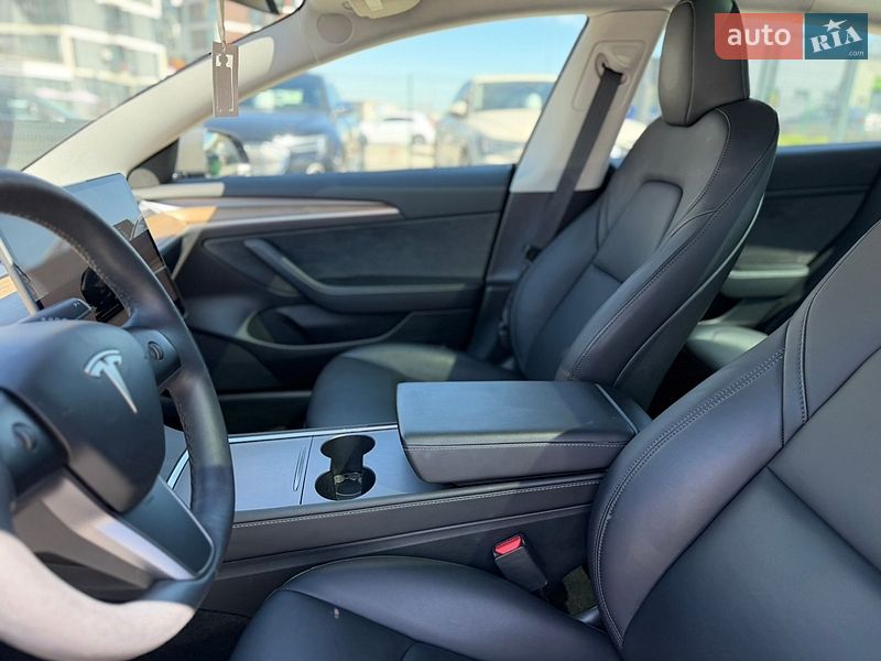 Седан Tesla Model 3 2023 в Львове