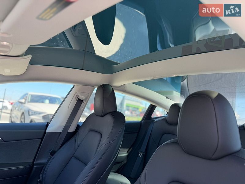 Седан Tesla Model 3 2023 в Львове
