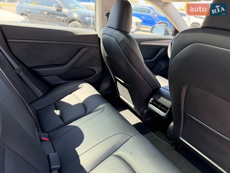 Седан Tesla Model 3 2023 в Львове