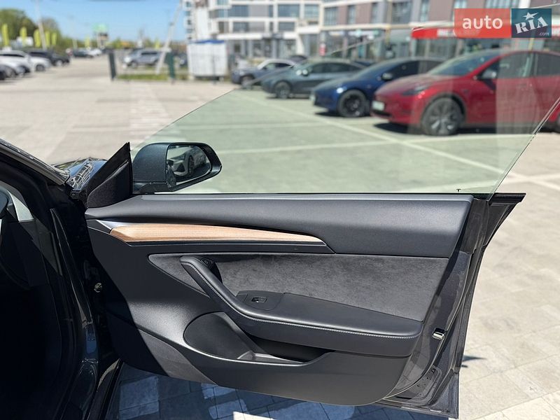Седан Tesla Model 3 2023 в Львове