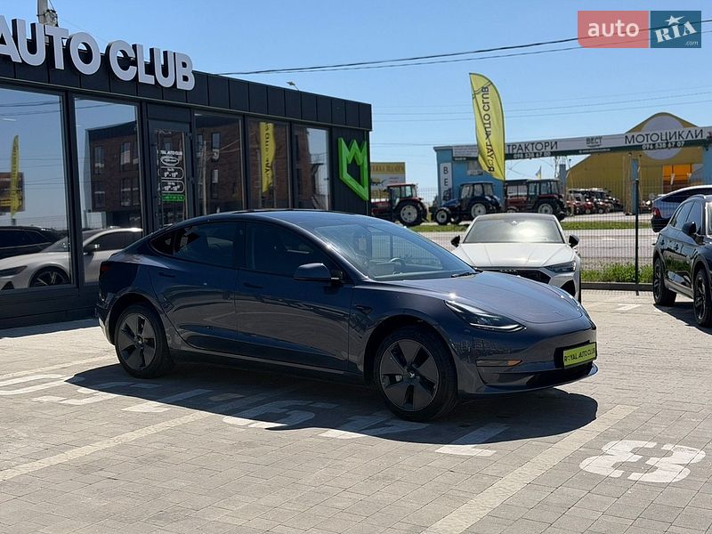 Седан Tesla Model 3 2023 в Львове