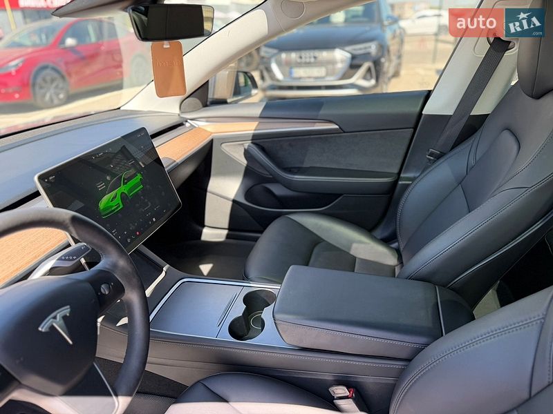 Седан Tesla Model 3 2023 в Львове