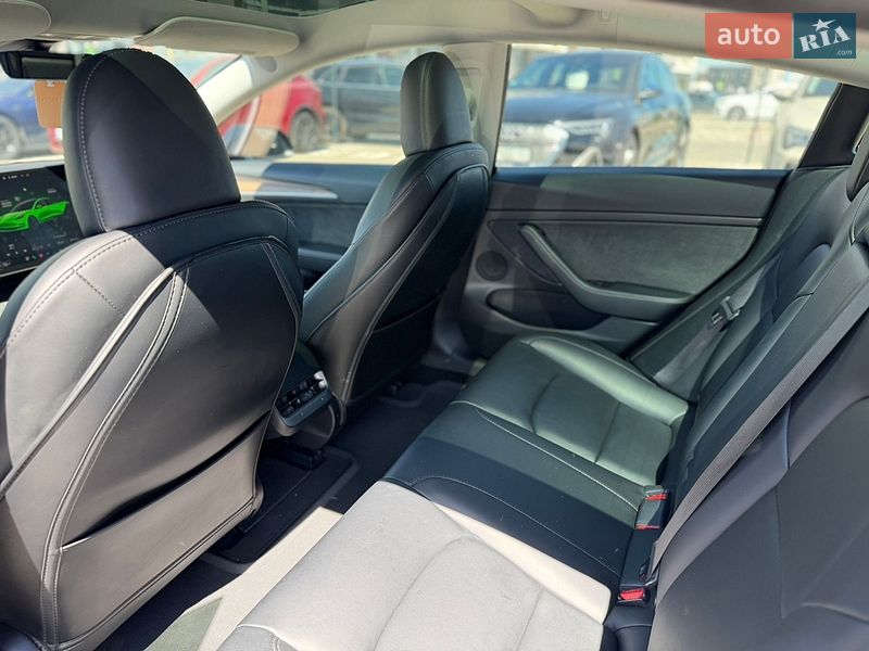 Седан Tesla Model 3 2023 в Львове